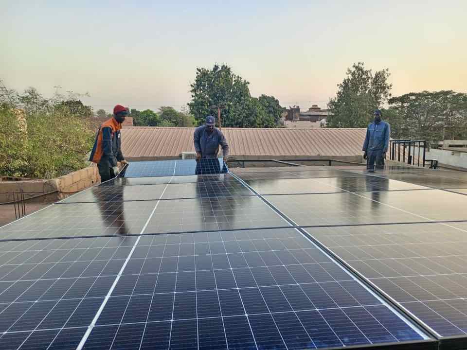 Techniciens sur une installation photovoltaïque